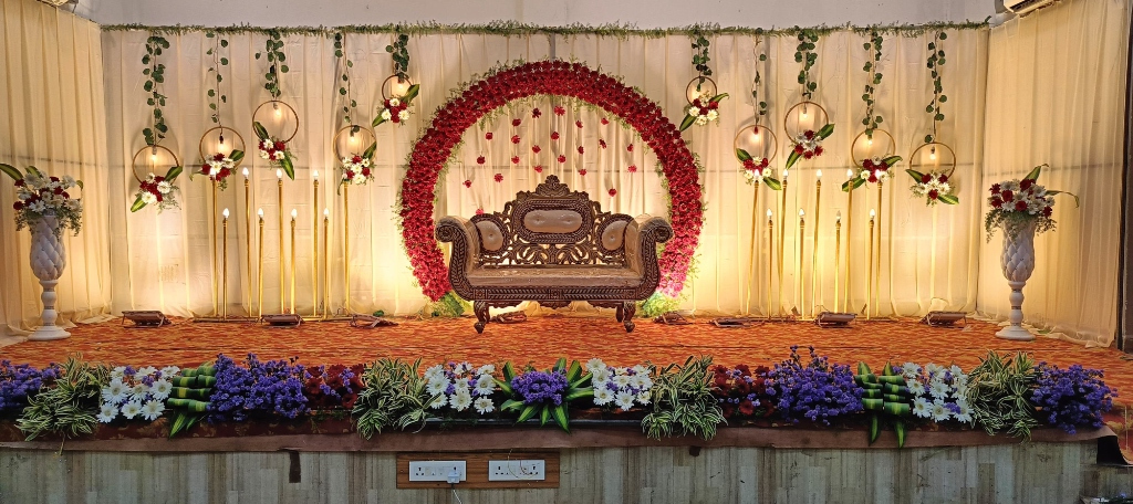 Circular Red Rose Arch Luxury Stage with Royal Golden Carved Sofa